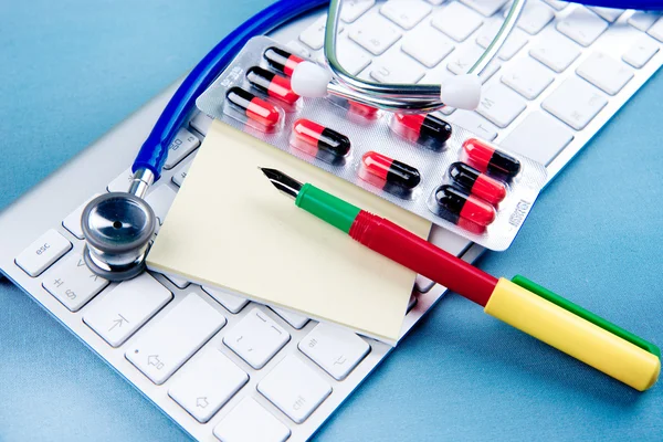 Stéthoscope sur clavier d'ordinateur portable — Photo