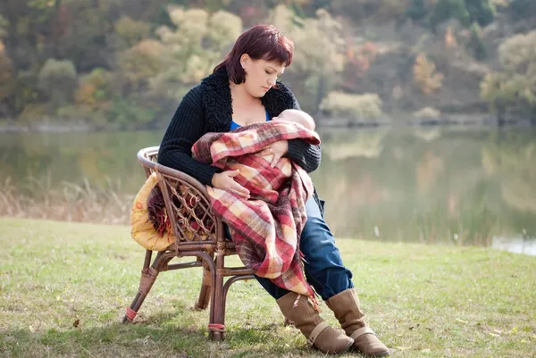 Bonne grande famille avec enfants dans le parc d'automne — Photo