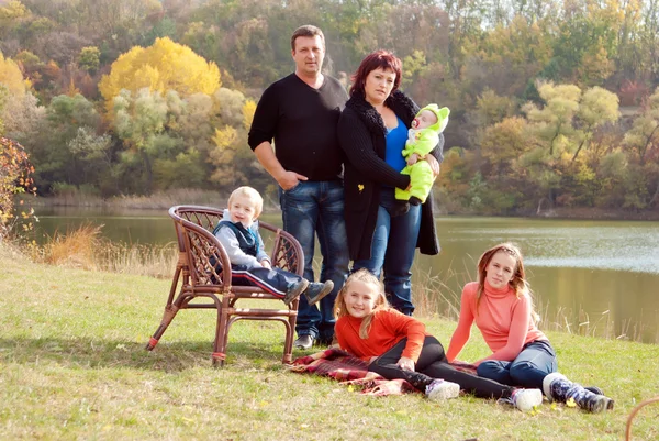 Счастливая многодетная семья с детьми в осеннем парке — стоковое фото