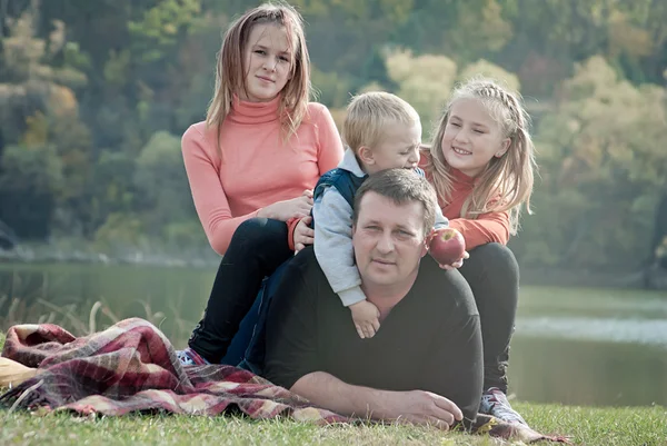 Lycklig stor familj med barn i höst park — Stockfoto