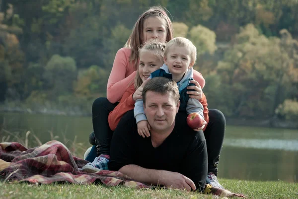 Grote en gelukkige familie met kinderen in de herfst park — Stockfoto