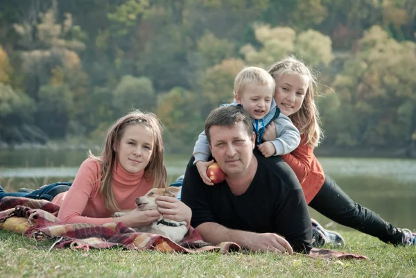 Lycklig stor familj med barn i höst park — Stockfoto