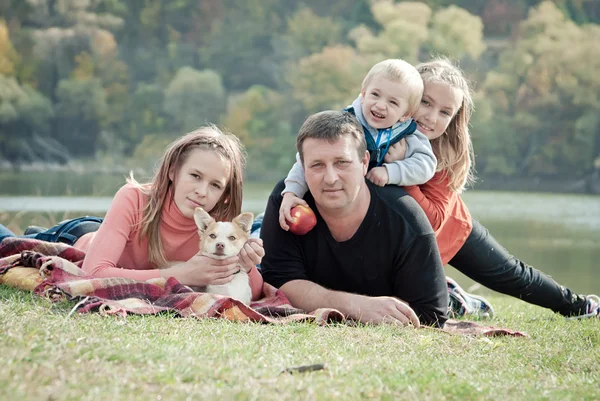 Feliz gran familia con niños en el parque de otoño — Foto de Stock