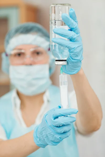 Enfermeira prepara o sistema para infusão intravenosa — Fotografia de Stock