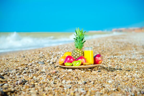 Plate of fresh fruit on the beach — Stock Photo, Image