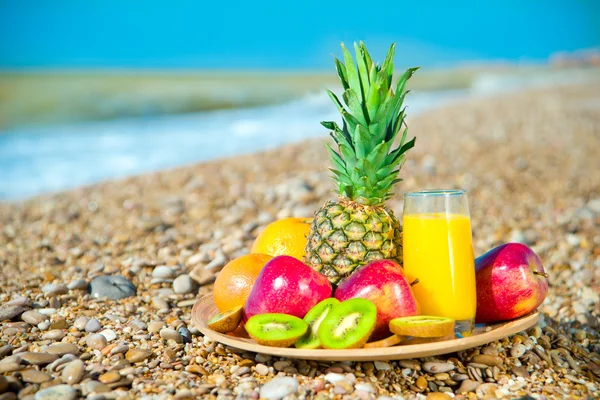 Plate of fresh fruit on the beach — Stock Photo, Image