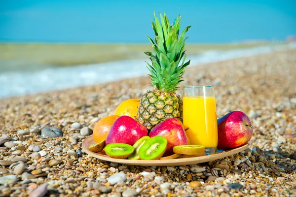 Plate of fresh fruit on the beach — Stock Photo, Image