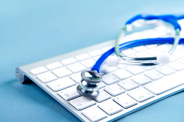 Stetoskop på laptop tangentbord. medicin koncept — Stockfoto