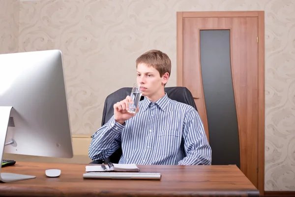 Freelancer trabajando en una laptop — Foto de Stock