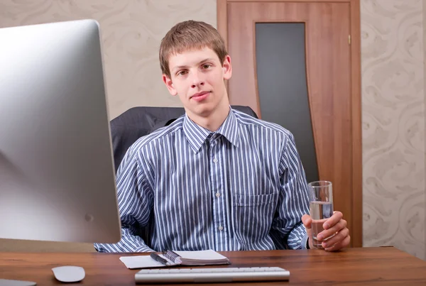 Freelancer werkt op een laptop — Stockfoto