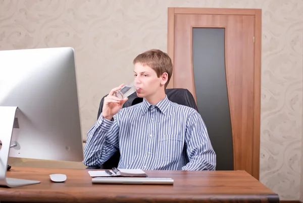 Freelancer trabajando en una laptop — Foto de Stock