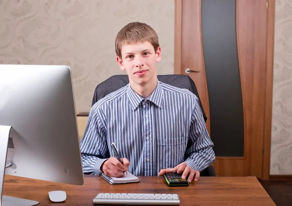 Freelancer werkt op een laptop — Stockfoto