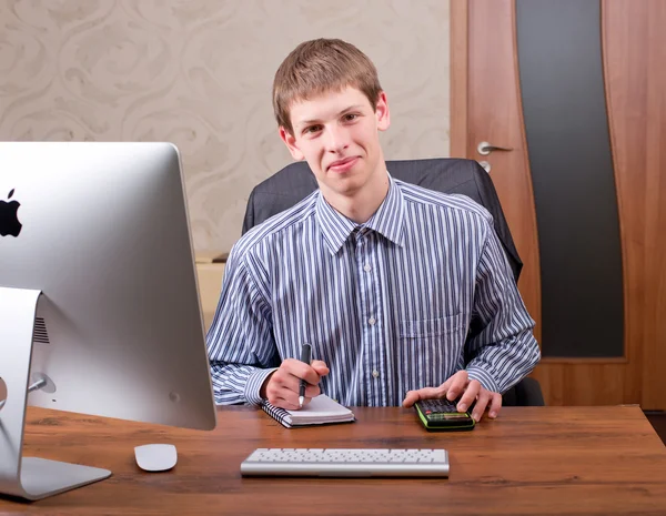 Freelancer trabajando en una laptop — Foto de Stock