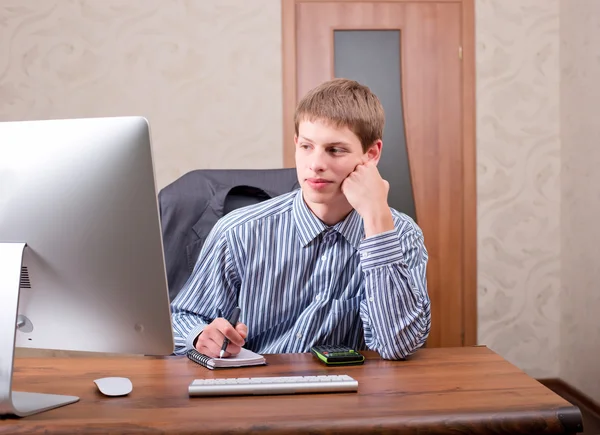 Freelancer werkt op een laptop — Stockfoto