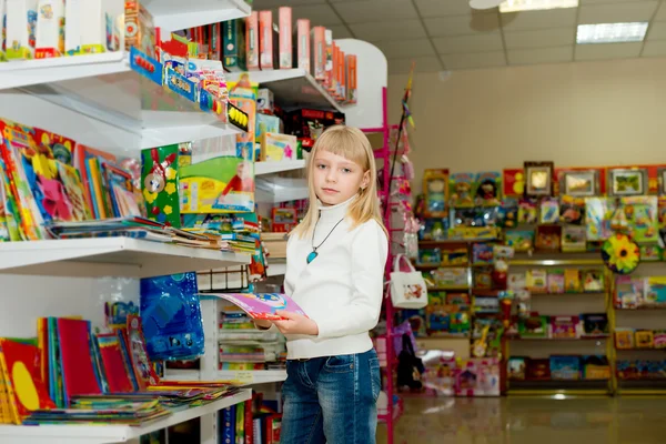 Meisje koopt school accessoires — Stockfoto