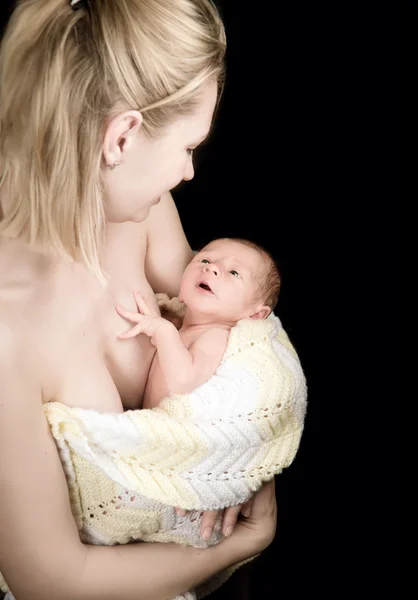 Nouveau-né sur les mains une belle mère — Photo