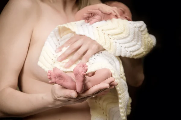 Újszülött a kezét egy gyönyörű anya — Stock Fotó