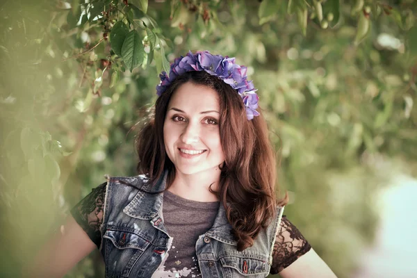 Beautiful girl in the park — Stock Photo, Image