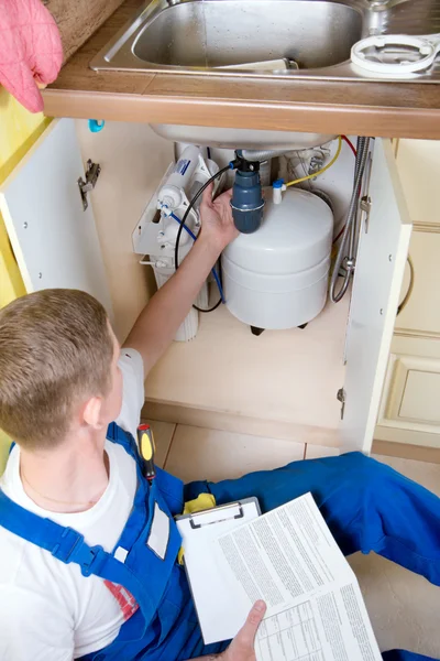 Plumber change the water filter — Stock Photo, Image