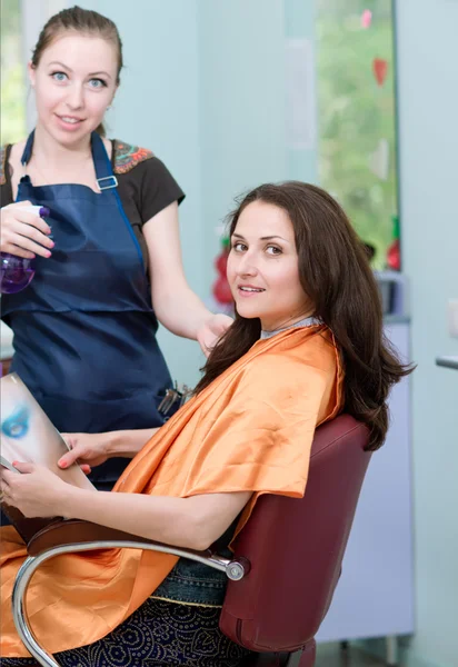 パーラーで美容院で新しい散髪を得て幸せな若い女性 — ストック写真