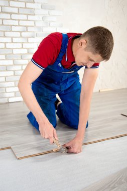 genç yakışıklı erkekler seks laminat döşeme, onarım gerçekleştirmek