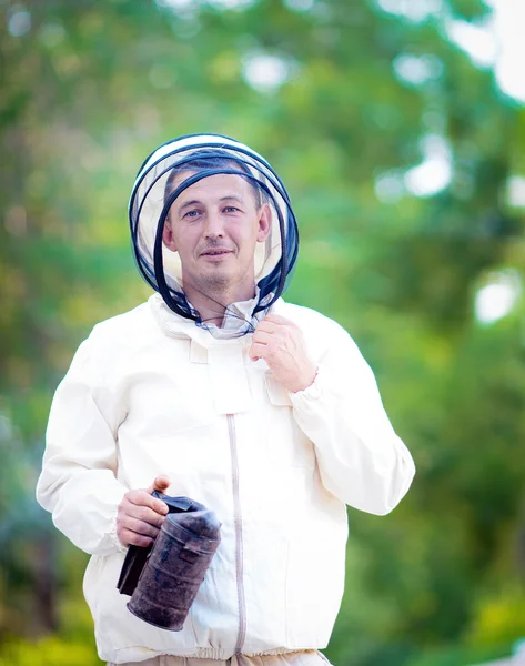 Beehive beekeeper inspects — 图库照片