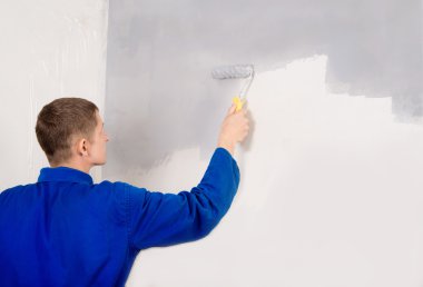 Resim iş builder adam duvar boyar.