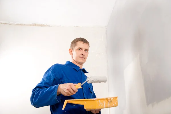 Pittura lavoro, costruttore uomo dipinge il muro — Foto Stock