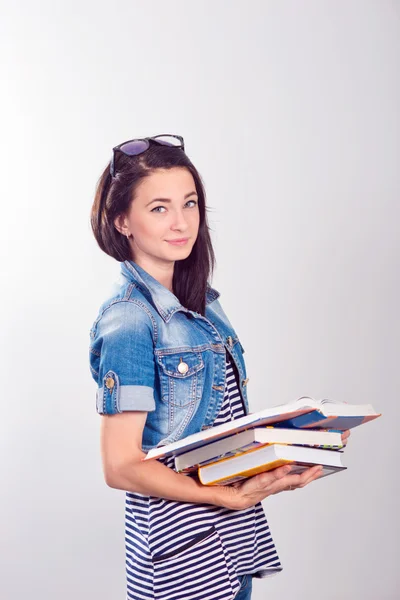 Giovane e bella studentessa con libri — Foto Stock