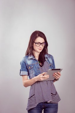 Masa başında dijital tablet kullanırken küçük öğrenci