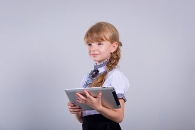 liseli kızlar büro dijital tablet kullanırken gülümseyen