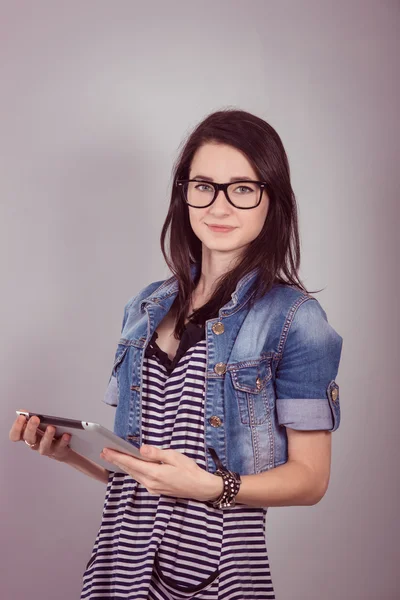 Kleine Studentin mit digitalem Tablet am Schreibtisch — Stockfoto