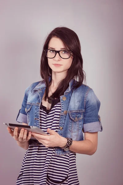 Kleine Studentin mit digitalem Tablet am Schreibtisch — Stockfoto