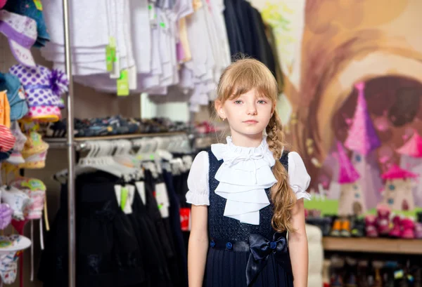 Hübsche schöne Mädchen wählt Kleidung im Geschäft — Stockfoto