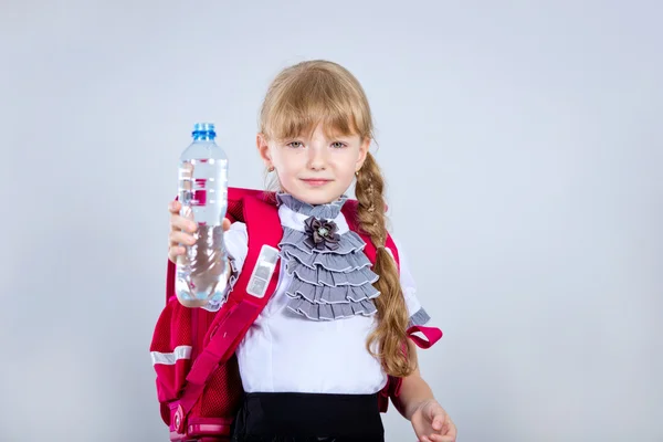 Fille eau potable à partir d'une bouteille en plastique — Photo