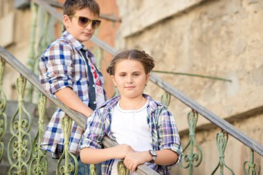 Şehir, kaykay ile çocuk ve kız açık havada