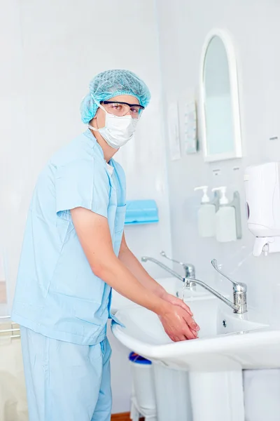 Surgeon washing hands before operation — Stock Photo, Image