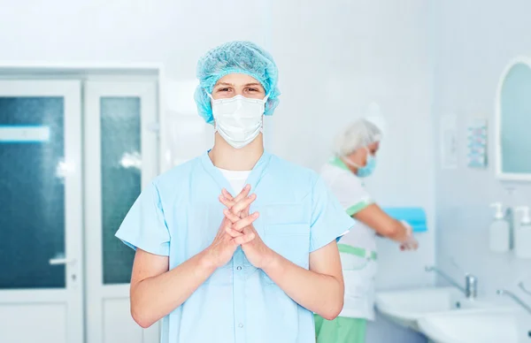 Cirurgião lavar as mãos antes da operação — Fotografia de Stock