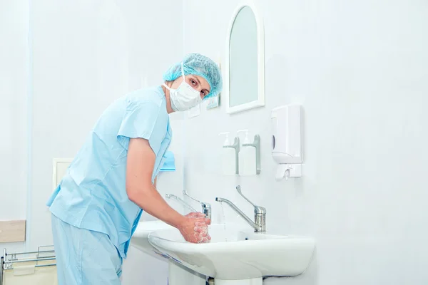 Cirurgião lavar as mãos antes da operação — Fotografia de Stock