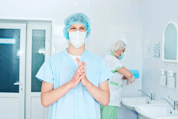 Pessoal médico esterilizando as mãos e os braços antes da cirurgia — Fotografia de Stock