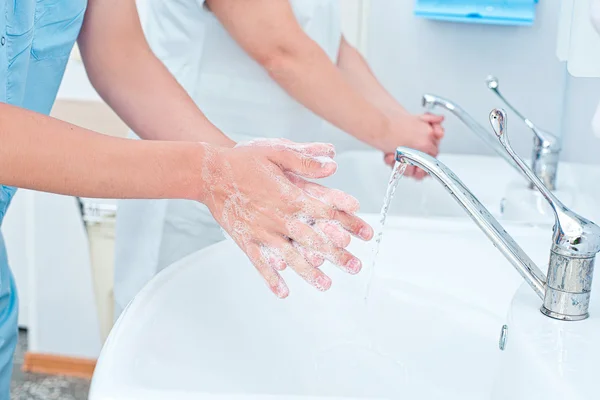 Lavarsi le mani prima dell'operazione — Foto Stock