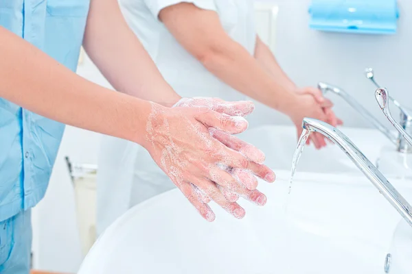 Chirurg wäscht sich vor Operation die Hände — Stockfoto