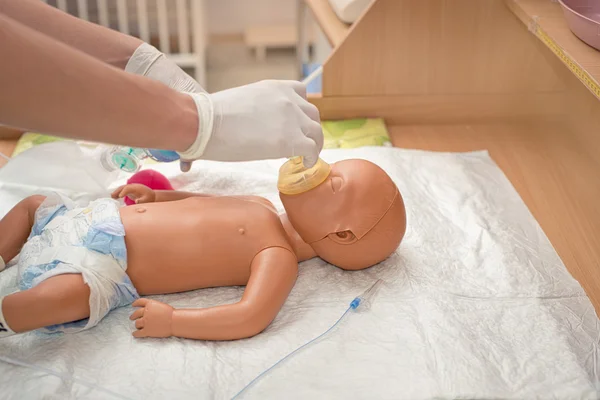 Réanimation du nouveau-né sur un mannequin — Photo