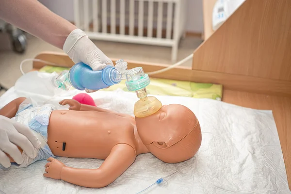 Pasgeboren reanimatie op een mannequin — Stockfoto