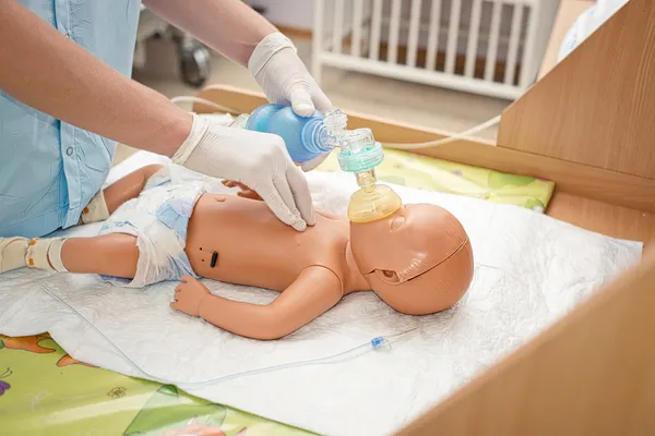 Newborn resuscitation on a mannequin — Stock Photo, Image