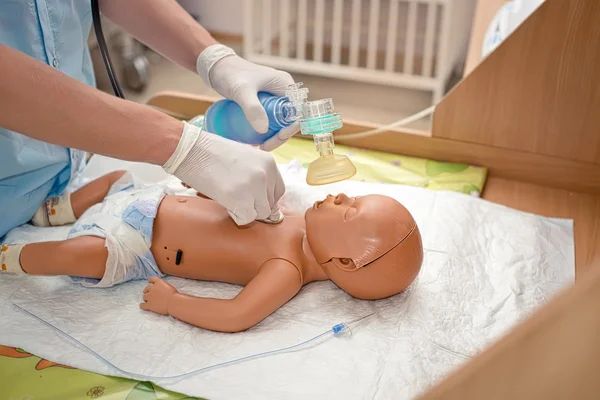 Réanimation du nouveau-né sur un mannequin — Photo