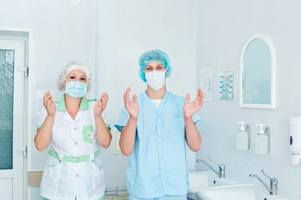 Medical staff sterilizing hands and arms before surgery — Stock Photo, Image