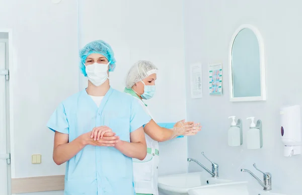 Personal médico esterilizando manos y brazos antes de la cirugía —  Fotos de Stock