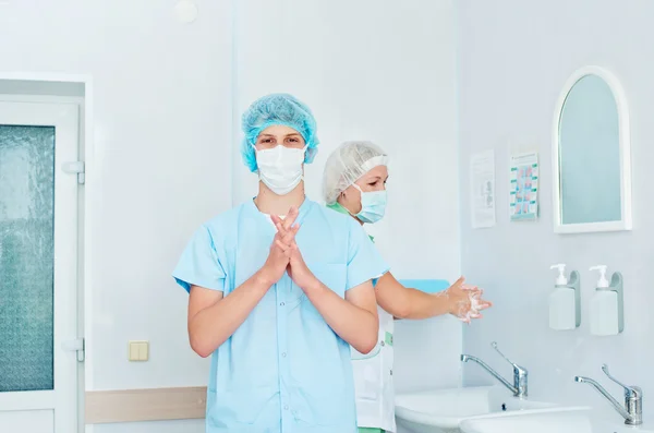 Pessoal médico esterilizando as mãos e os braços antes da cirurgia — Fotografia de Stock