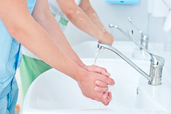 Surgeon washing hands before operation — Stock Photo, Image